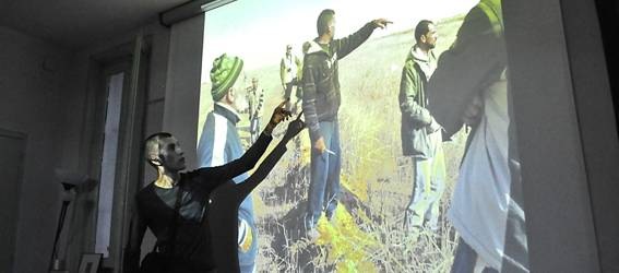 Álvaro Herráiz contando penurias de una familia palestina Álvaro Herráiz contando penurias de una familia palestina